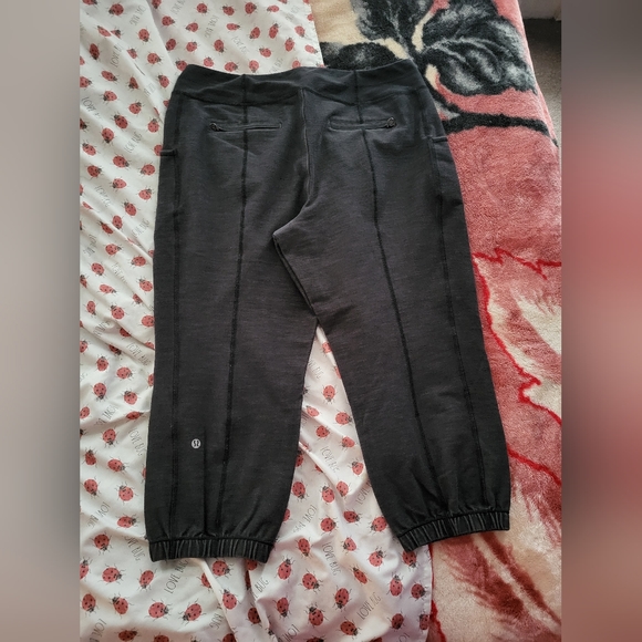 Lululemon crop pants, size 10. - Picture 4 of 16